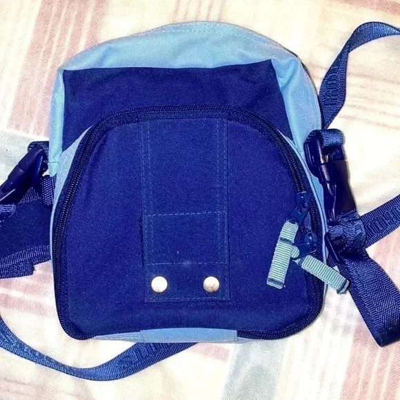 🌺Roots 🌺 Athletic blue Color Crossbody bag with many many pockets inside 🌺 - Picture 5 of 9